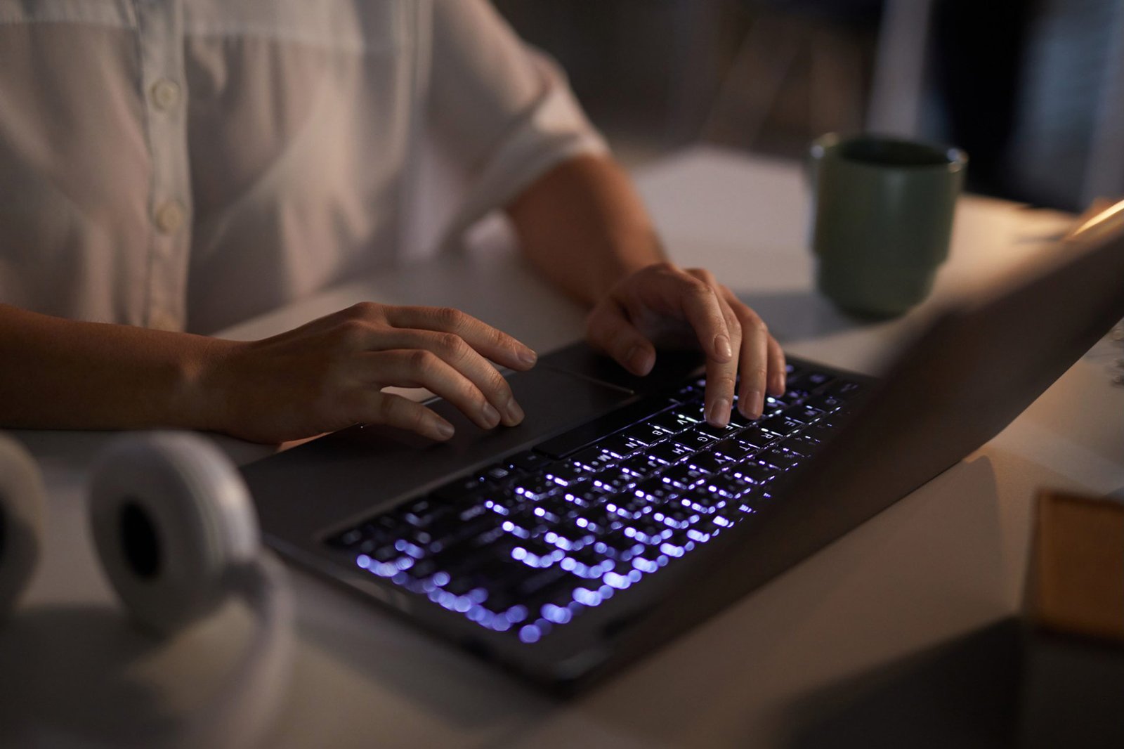 businesswoman-typing-on-laptop